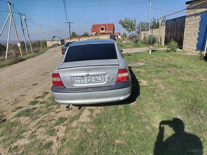 Opel Vectra 1996, 235,648 km - 1.8 l - Qusar
