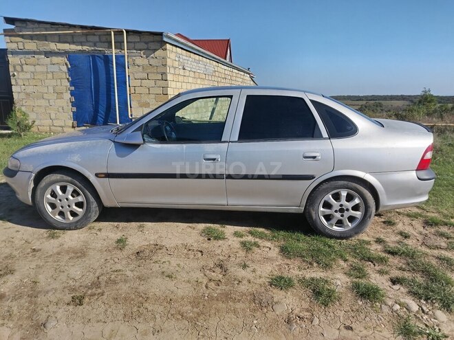 Opel Vectra 1996, 235,648 km - 1.8 l - Qusar