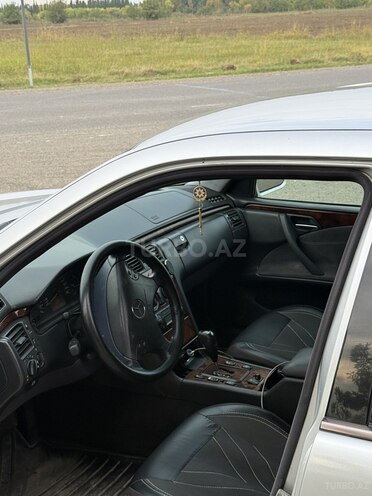 Mercedes E 220 2000, 500,000 km - 2.2 л - Qazax