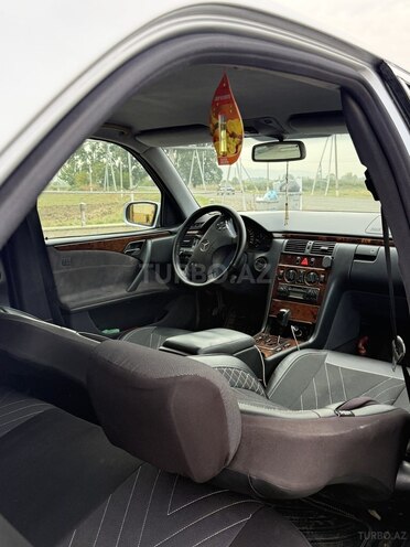 Mercedes E 220 2000, 500,000 km - 2.2 л - Qazax