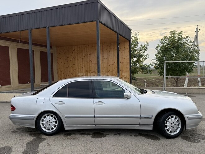 Mercedes E 220 2000, 500,000 km - 2.2 л - Qazax