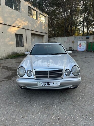 Mercedes E 240 1998, 319,321 km - 2.4 l - Bakı