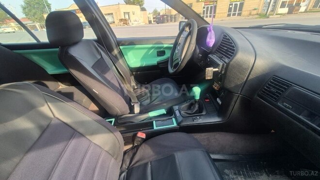 BMW 320 1993, 120,000 km - 2.0 л - Salyan