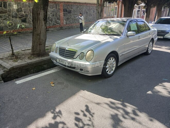 Mercedes E 220 2000, 353,500 km - 2.2 л - Qax
