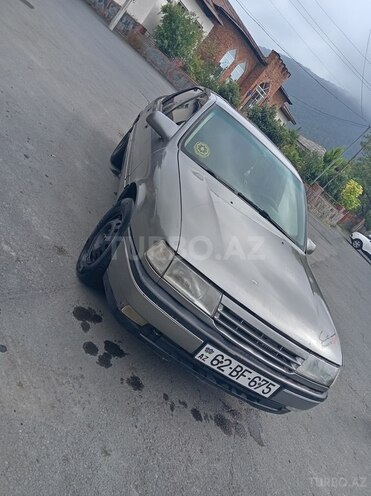 Opel Vectra 1992, 120,300 km - 2.0 л - Qax
