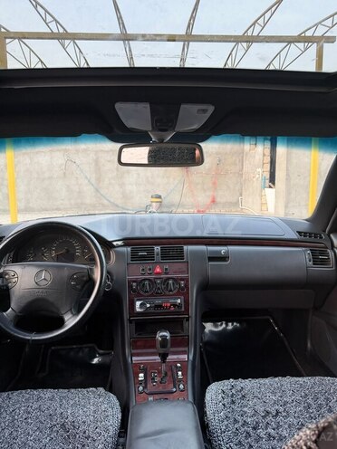 Mercedes E 220 2002, 357,219 km - 2.2 l - Qazax