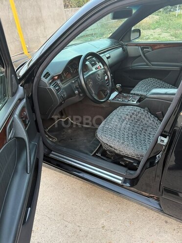 Mercedes E 220 2002, 357,219 km - 2.2 l - Qazax