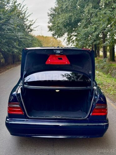 Mercedes E 240 2001, 259,000 km - 2.6 l - Masallı