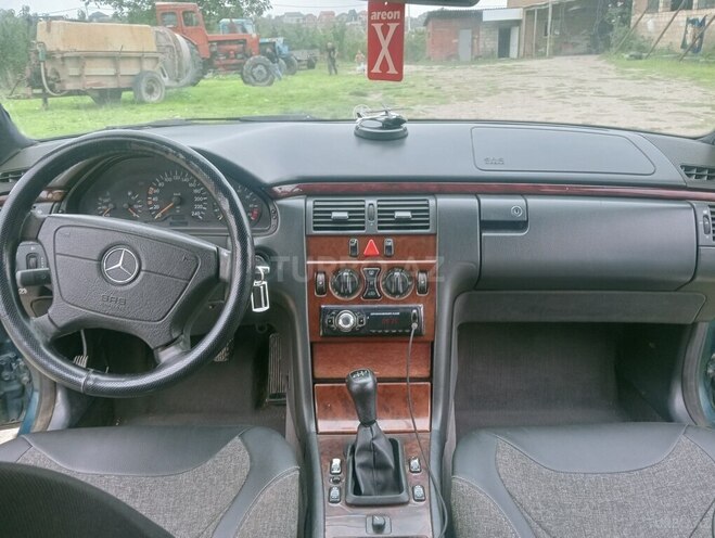 Mercedes E 230 1995, 700,000 km - 2.3 l - Qusar