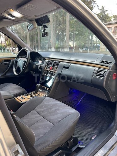 Mercedes E 220 1999, 250,000 km - 2.2 l - Bakı