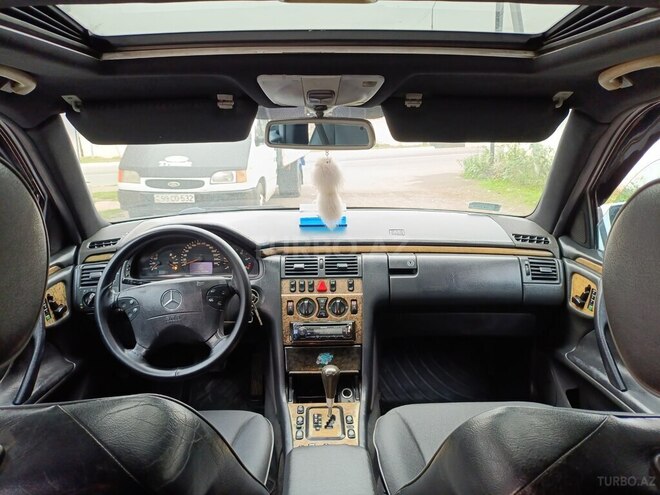 Mercedes E 220 2002, 479,028 km - 2.2 l - Qazax