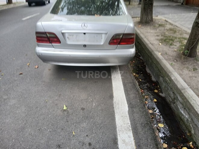 Mercedes E 220 2000, 353,500 km - 2.2 л - Qax