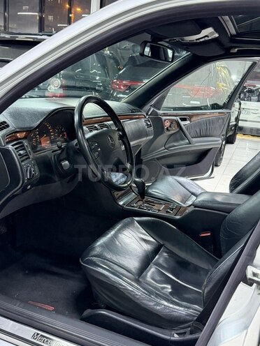Mercedes E 240 2000, 241,000 km - 2.4 l - Sumqayıt