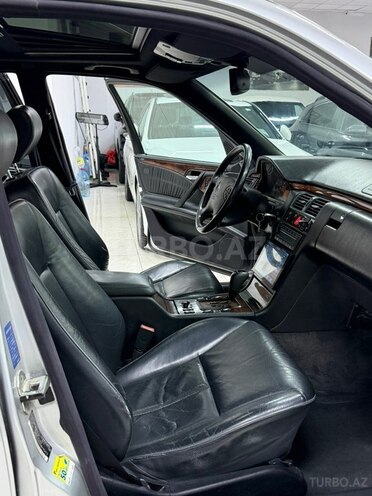 Mercedes E 240 2000, 241,000 km - 2.4 l - Sumqayıt