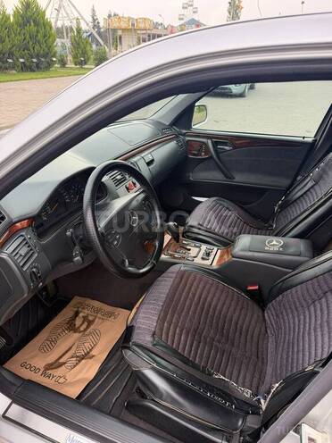 Mercedes E 240 2001, 350,000 km - 2.4 л - Şirvan