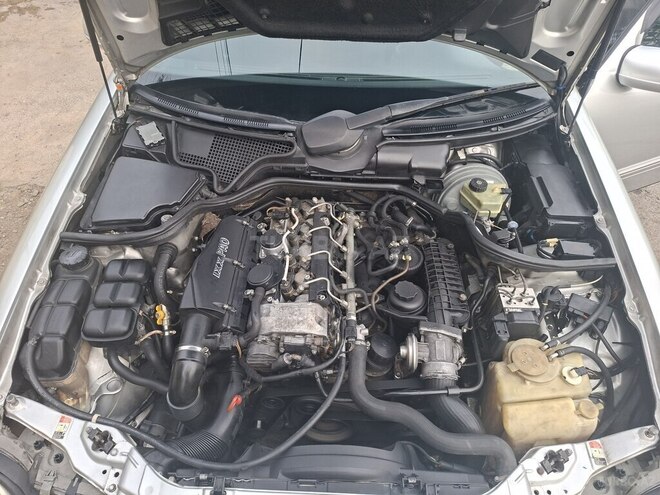 Mercedes E 220 1999, 320,000 km - 2.2 l - Astara