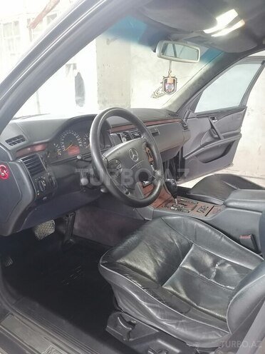 Mercedes E 240 2000, 384,188 km - 2.6 l - Göyçay