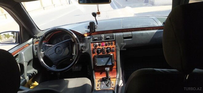 Mercedes E 280 1999, 300,000 km - 2.8 l - Qobustan