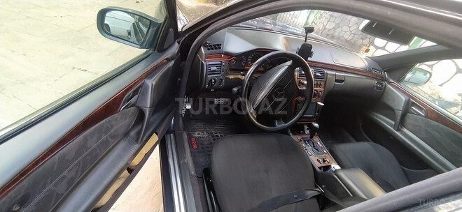 Mercedes E 280 1999, 300,000 km - 2.8 l - Qobustan