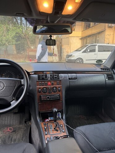 Mercedes E 200 1999, 336,000 km - 2.0 l - Bakı