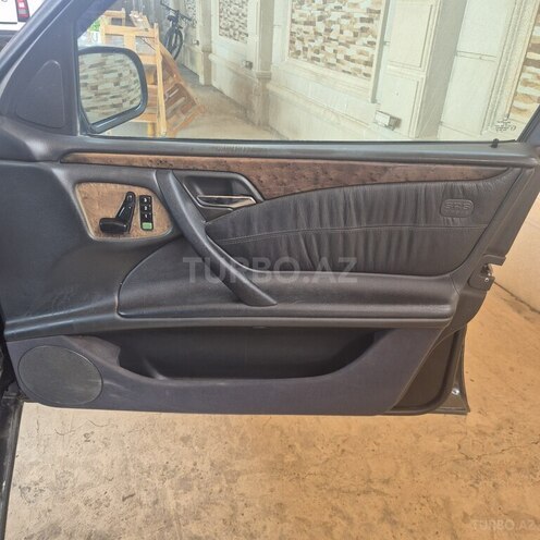 Mercedes E 320 2001, 456,000 km - 3.2 l - Hacıqabul