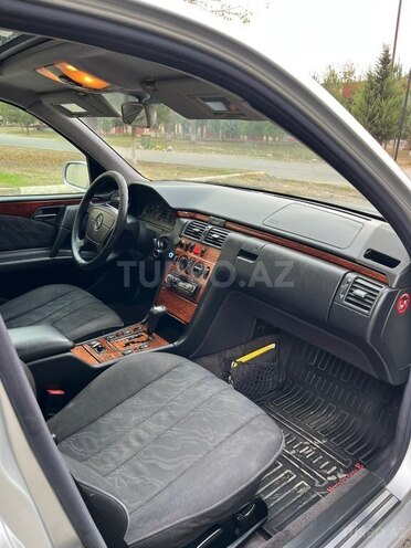 Mercedes E 240 1999, 450,000 km - 2.4 l - Beyləqan