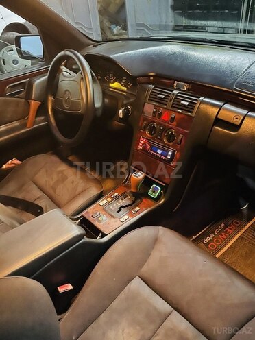 Mercedes E 280 1996, 375,412 km - 2.8 l - Quba
