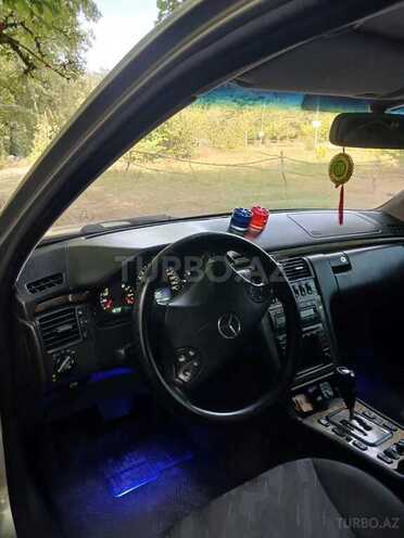 Mercedes E 270 2001, 283,000 km - 2.7 l - Salyan