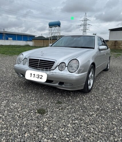 Mercedes E 280 2001, 296,000 km - 2.8 l - Quba
