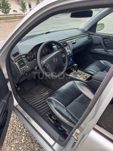 Mercedes E 280 2001, 296,000 km - 2.8 l - Quba