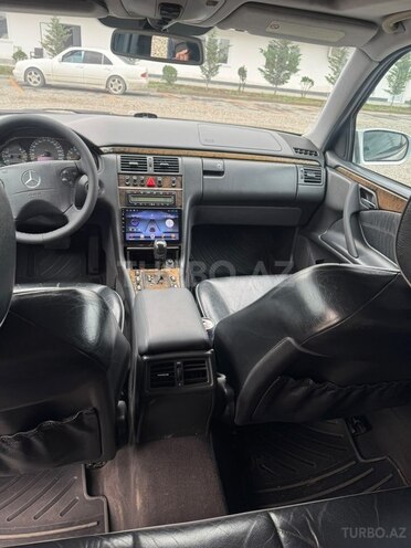Mercedes E 280 2001, 296,000 km - 2.8 l - Quba