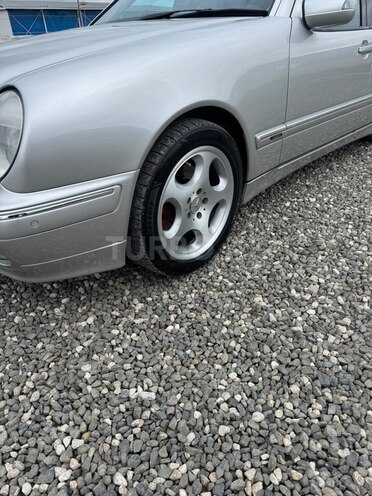 Mercedes E 280 2001, 296,000 km - 2.8 l - Quba