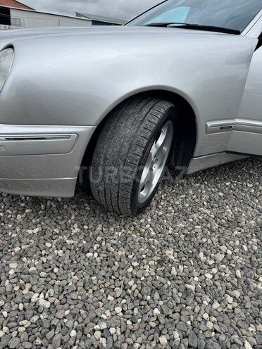 Mercedes E 280 2001, 296,000 km - 2.8 l - Quba