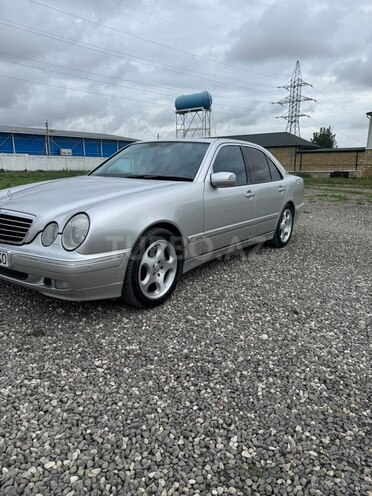 Mercedes E 280 2001, 296,000 km - 2.8 l - Quba