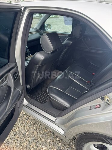 Mercedes E 280 2001, 296,000 km - 2.8 l - Quba