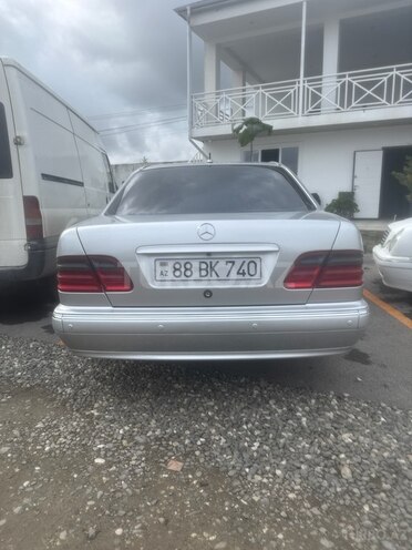 Mercedes E 280 2001, 296,000 km - 2.8 l - Quba