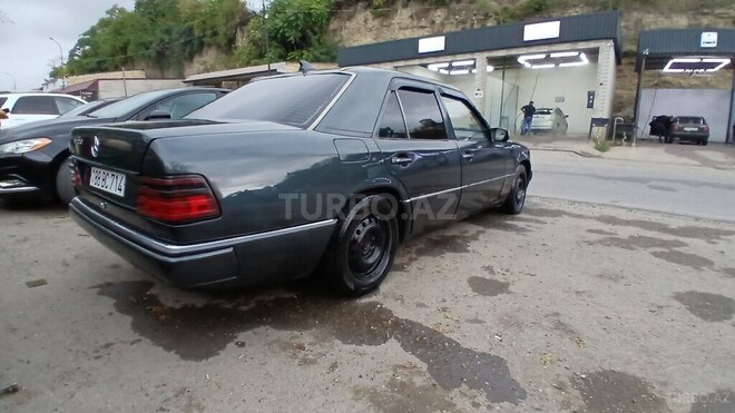 Mercedes E 220 1993, 456,480 km - 2.2 л - Qusar