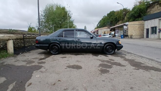Mercedes E 220 1993, 456,480 km - 2.2 л - Qusar