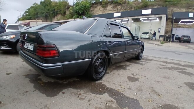 Mercedes E 220 1993, 456,480 km - 2.2 л - Qusar