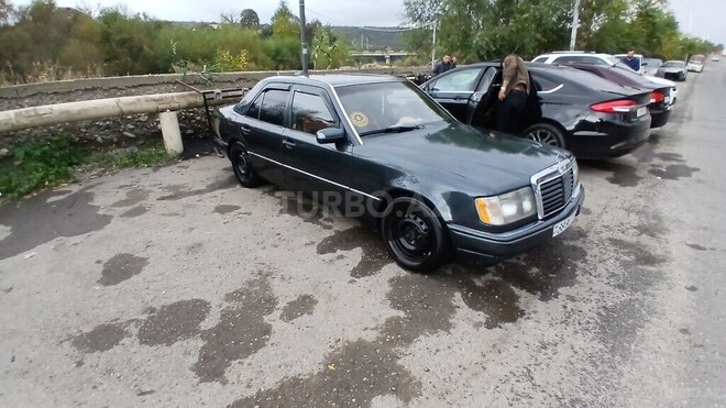 Mercedes E 220 1993, 456,480 km - 2.2 л - Qusar