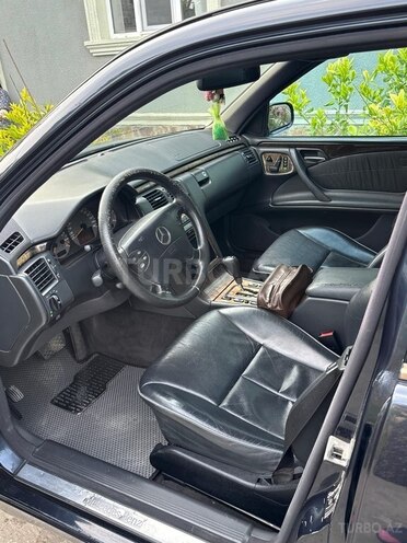 Mercedes E 270 2001, 575,960 km - 2.7 l - Bakı