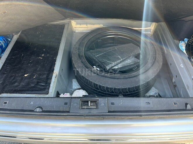 Mercedes E 240 1999, 390,000 km - 2.4 l - Qax