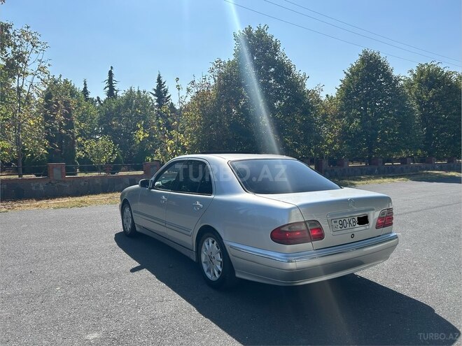 Mercedes E 240 1999, 390,000 km - 2.4 l - Qax