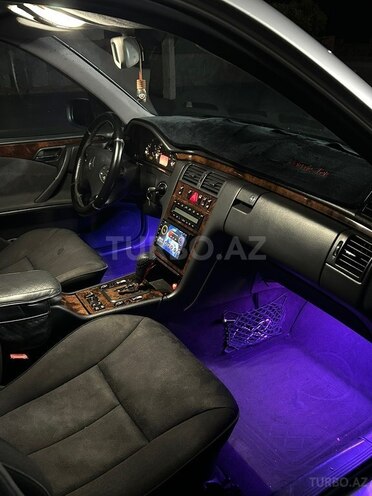 Mercedes E 240 1999, 390,000 km - 2.4 l - Qax