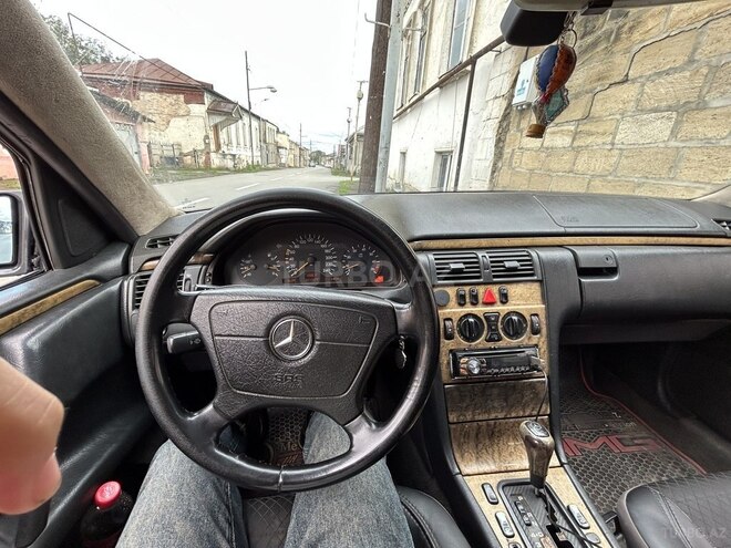 Mercedes E 240 1998, 421,977 km - 2.4 l - Quba