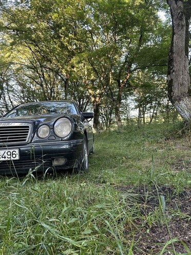 Mercedes E 240 1998, 421,977 km - 2.4 l - Quba