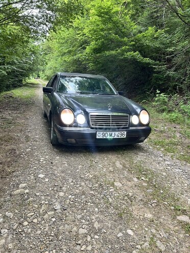 Mercedes E 240 1998, 421,977 km - 2.4 l - Quba
