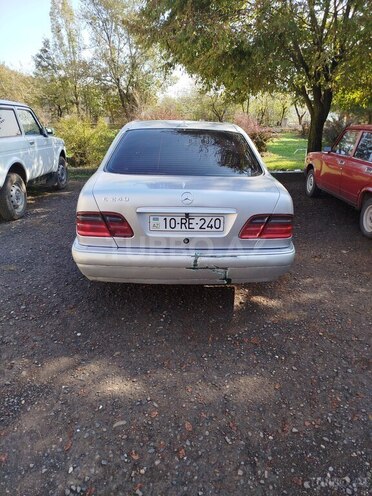 Mercedes E 240 1998, 453,000 km - 2.4 l - Yardımlı