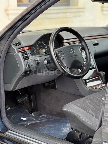 Mercedes E 200 2000, 328,000 km - 2.0 l - Saatlı