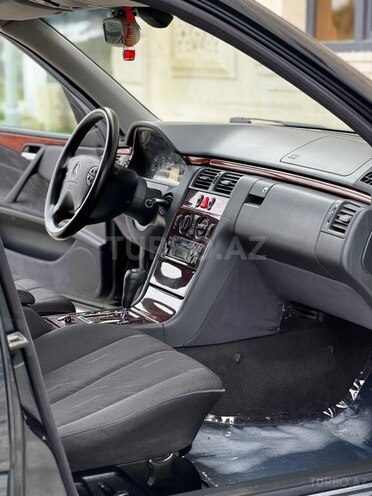 Mercedes E 200 2000, 328,000 km - 2.0 l - Saatlı